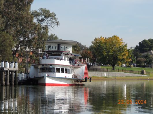 Paddlesteamer in Autum